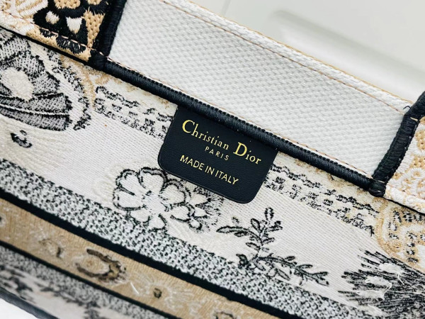 medium D*or book tote