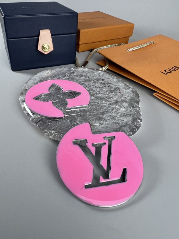 l**is V*t*n earrings