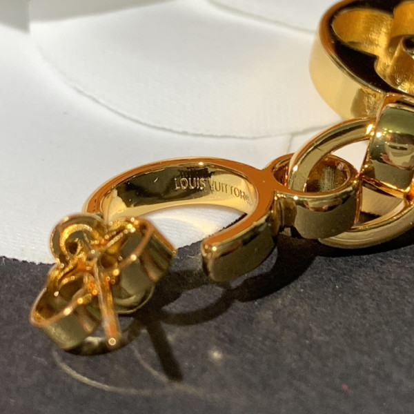 l**is V*t*n earrings
