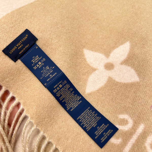 l**is V*t*n reykjavik scarf
