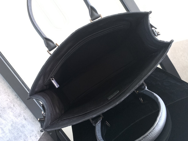 D*or east-west tote bag