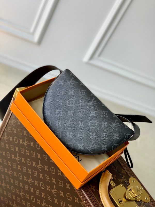 l**is V*t*n moon crossbody