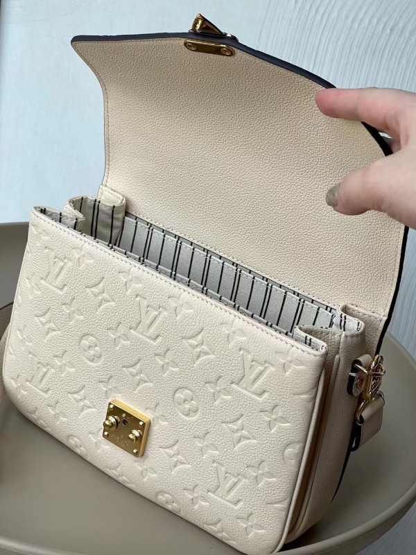 l**is V*t*n pochette metis east west