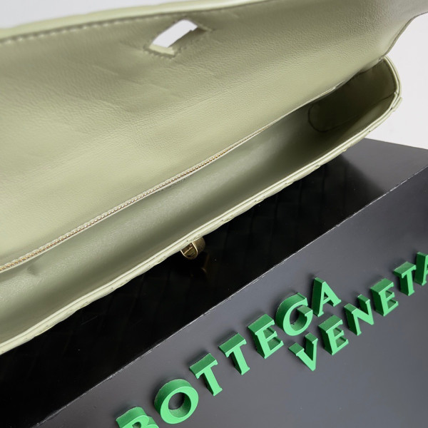 Bo*te*ga ve*ne*ta long clutch andiamo with handle