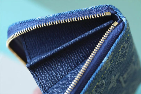 l**is V*t*n zippy coin purse