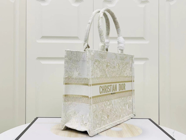 medium D*or book tote