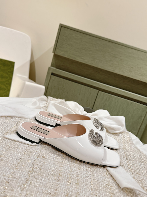 G*u*i slide sandals