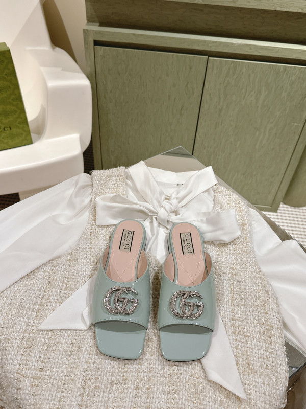 G*u*i slide sandals