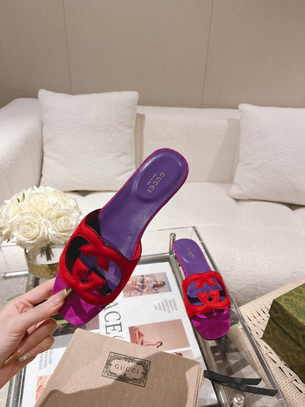G*u*i slide sandals