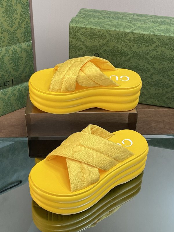 G*u*i slide sandals