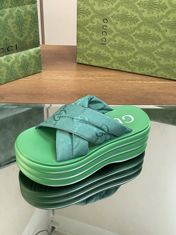 G*u*i slide sandals