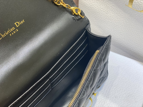 D*or caro pouch with chain