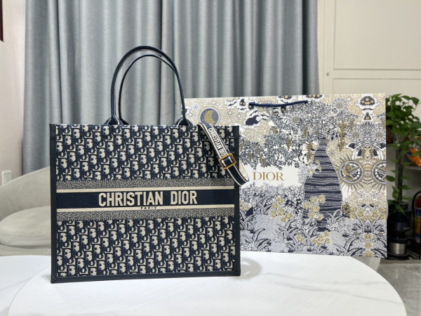 D*or oblique book tote-41×35×18cm