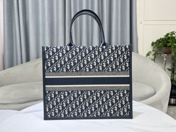 D*or oblique book tote-41×35×18cm