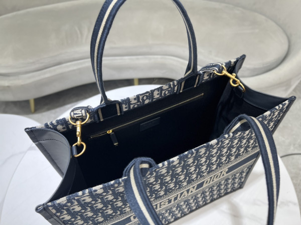 D*or oblique book tote-41×35×18cm