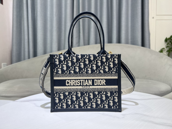D*or oblique book tote- 26×12×21cm