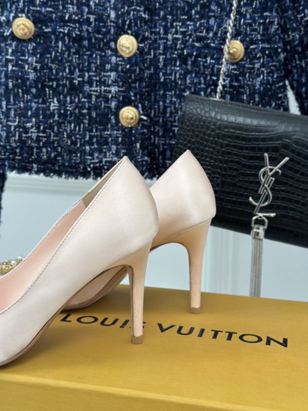 l**is V*t*n heels