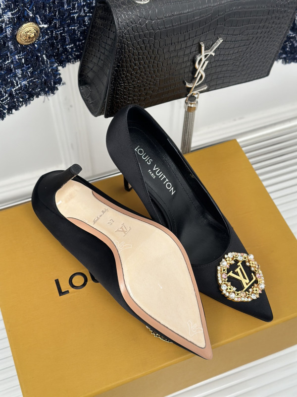 l**is V*t*n heels