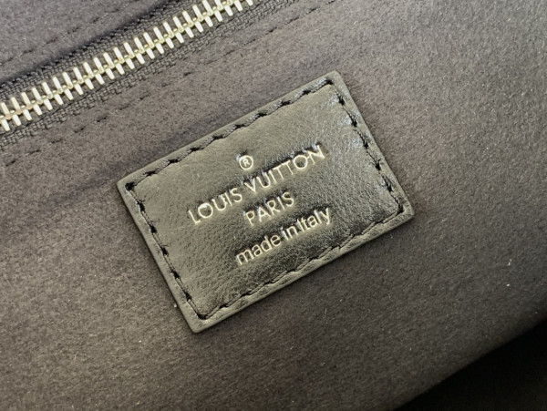 l**is V*t*n carryall cargo -33.5 x 23x15cm