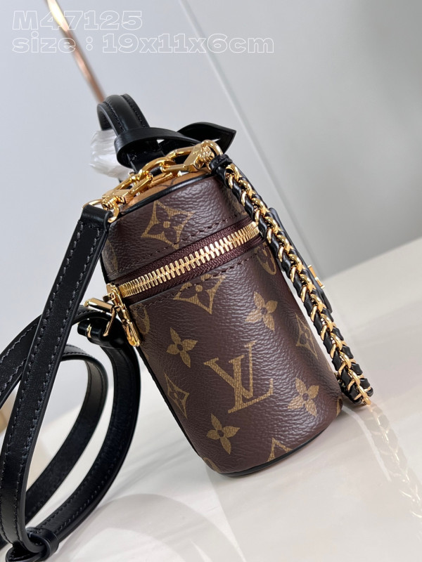 l**is V*t*n vanity chain pouch-19 x 11.5 x 6.5 cm