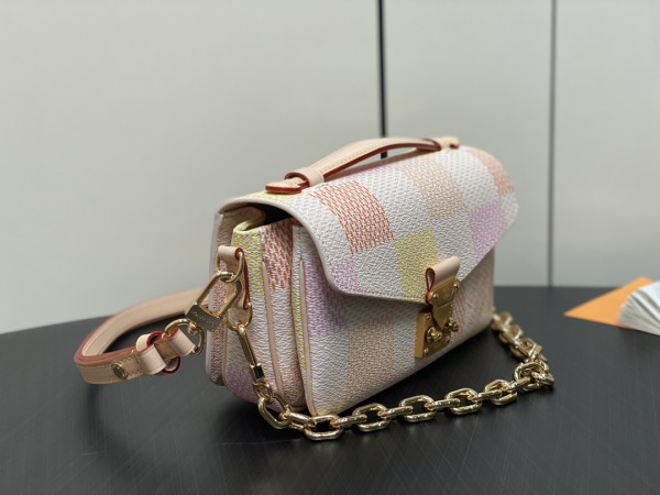 l**is V*t*n pochette metis east west