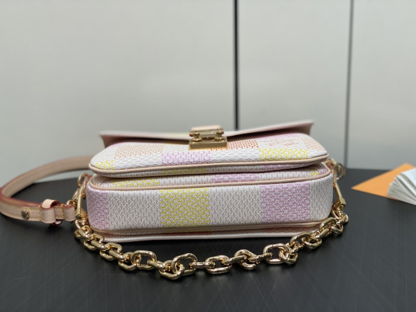 l**is V*t*n pochette metis east west