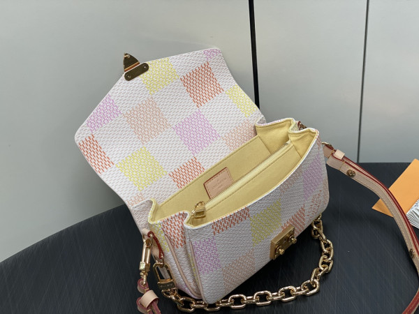 l**is V*t*n pochette metis east west