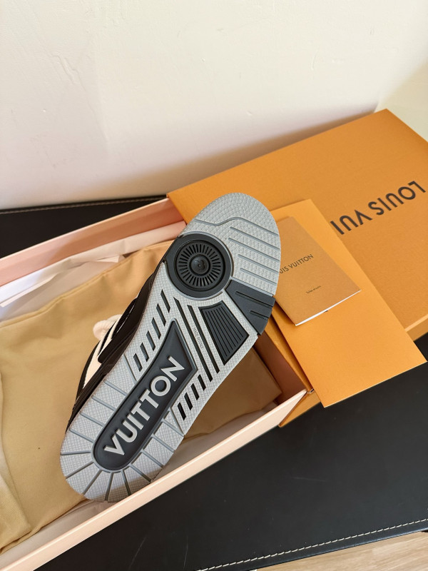 l**is V*t*n sneakers