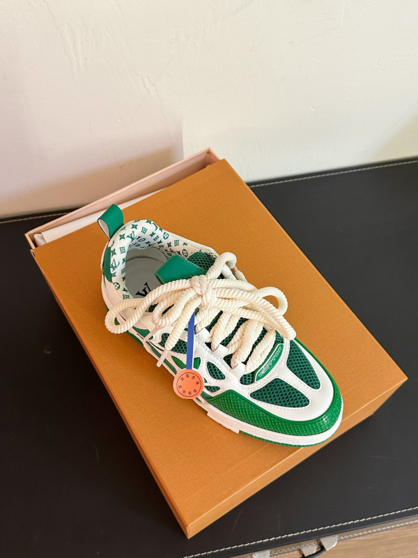l**is V*t*n sneakers
