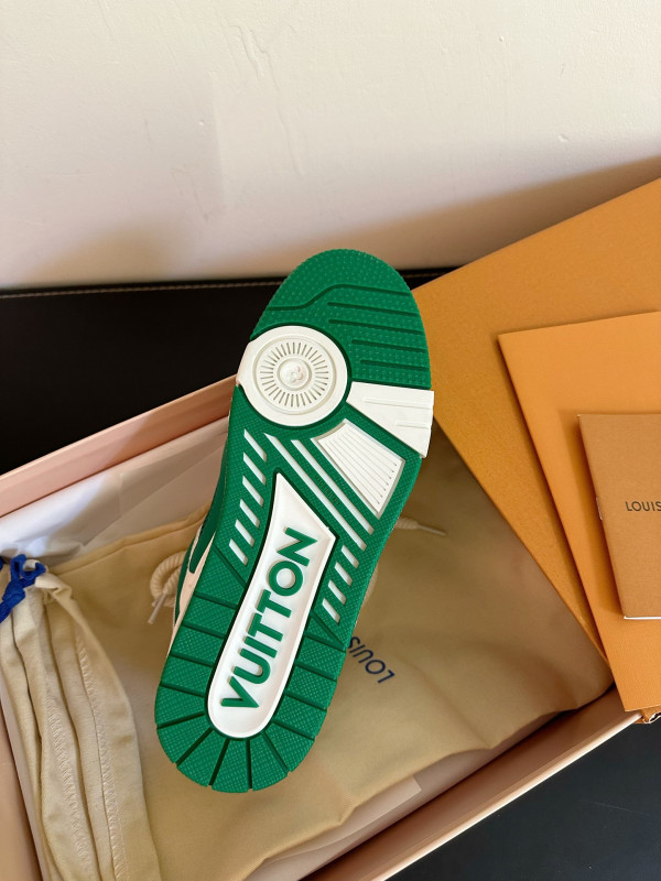 l**is V*t*n sneakers