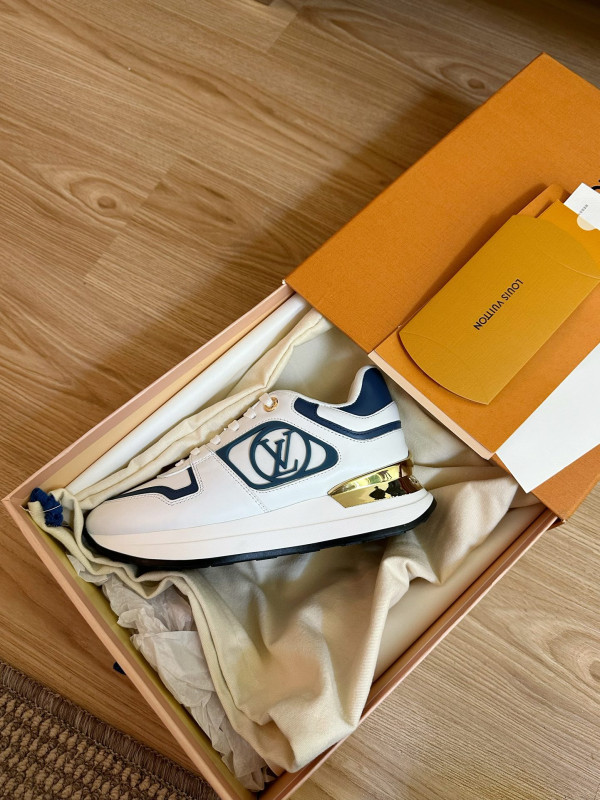 l**is V*t*n sneakers
