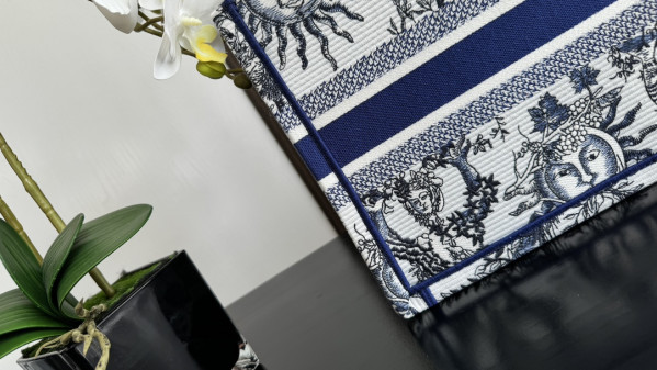 small D*or book tote-26*8*22cm