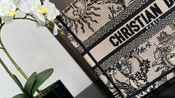 small D*or book tote-26*8*22cm
