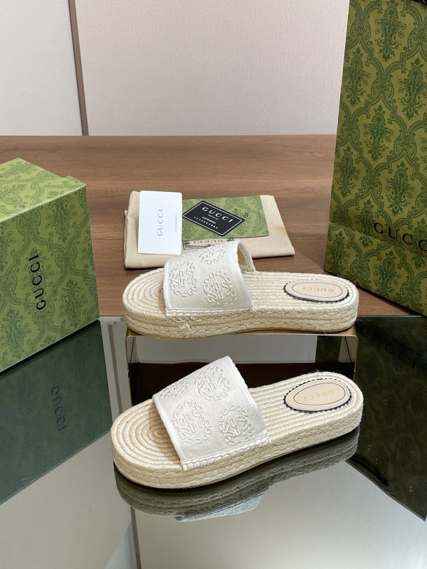G*u*i slide sandals