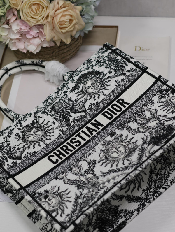 large D*or book tote-42*35*18.5cm
