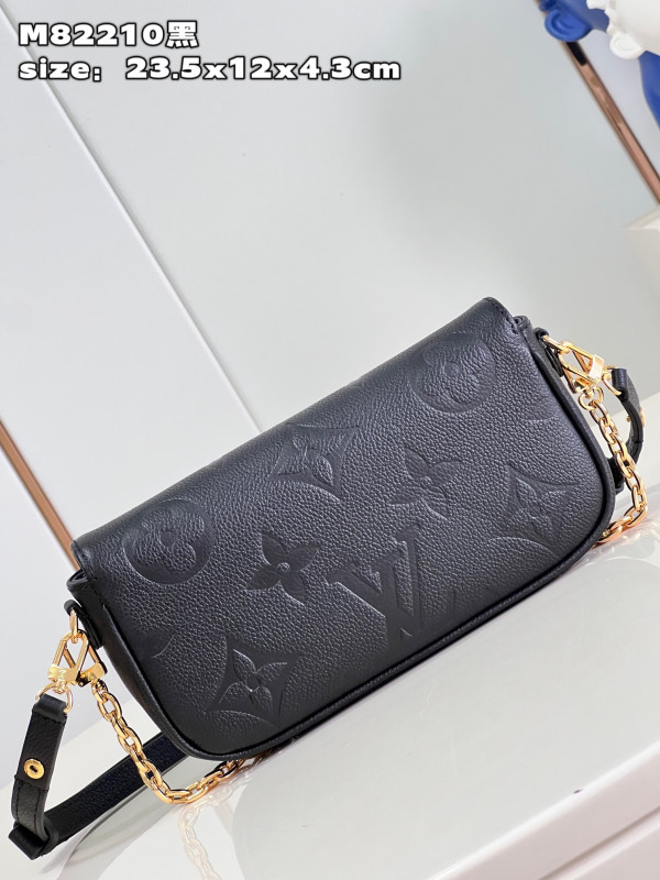 l**is V*t*n wallet on chain ivy-23.5*12*4.3cm