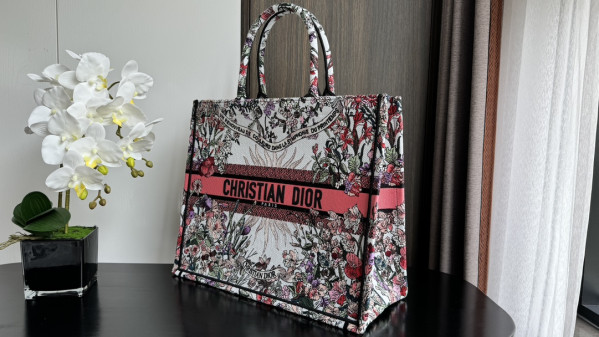 large D*or book tote-42*35*18.5cm