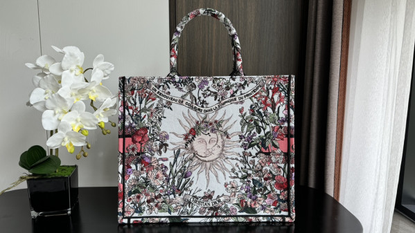 large D*or book tote-42*35*18.5cm