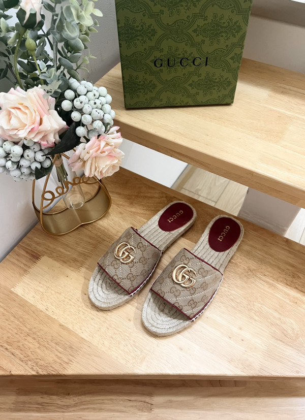 G*u*i slide sandals
