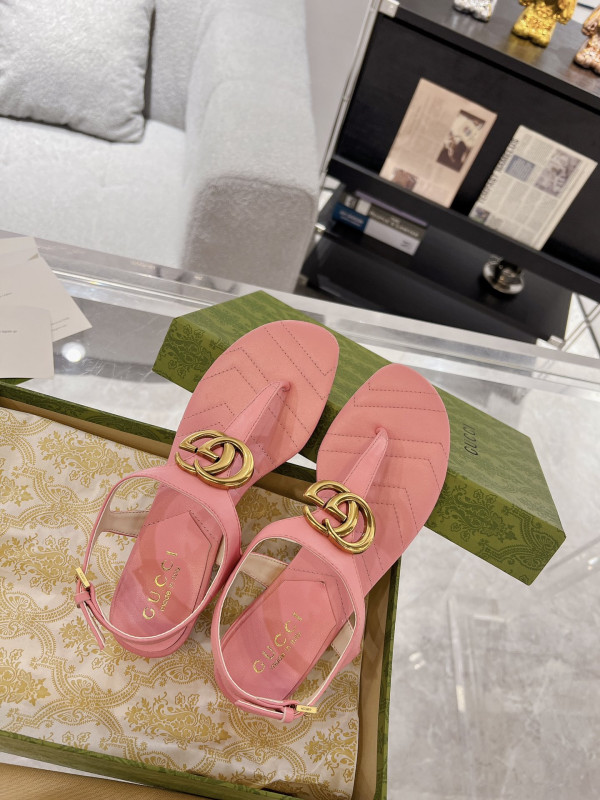 G*u*i slide sandals
