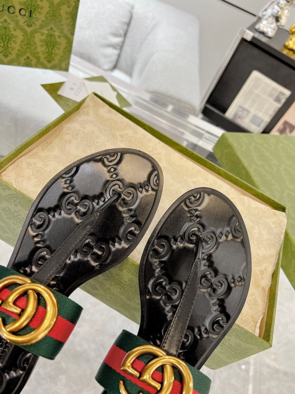 G*u*i slide sandals