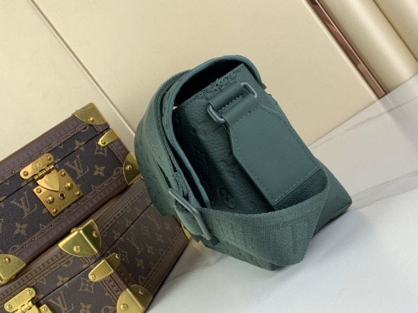 l**is V*t*n s-cape messenger-28*16*10cm