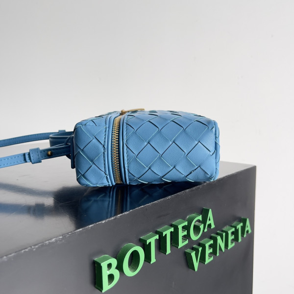 Bo*te*ga ve*ne*ta vanity case crossbody bag