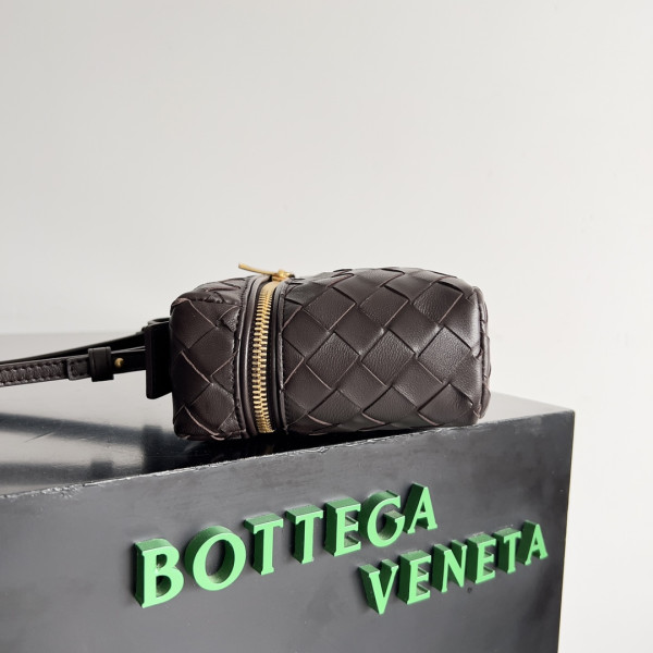 Bo*te*ga ve*ne*ta vanity case crossbody bag