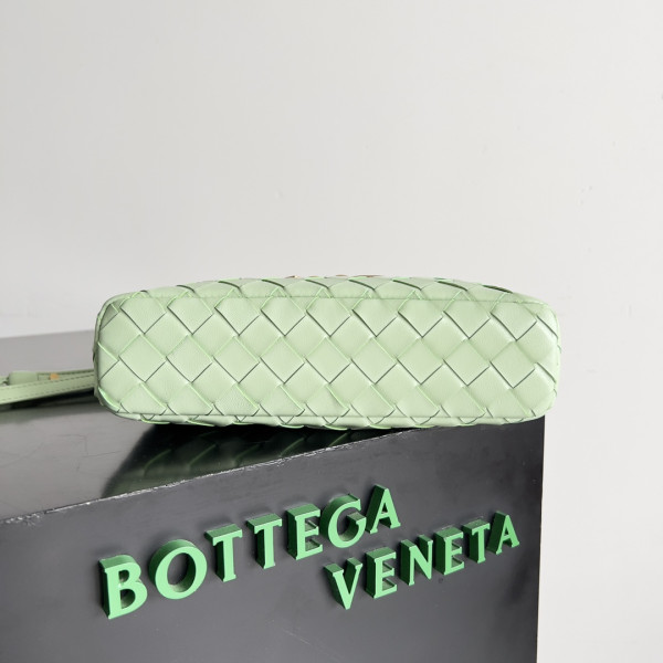 Bo*te*ga ve*ne*ta vanity case crossbody bag
