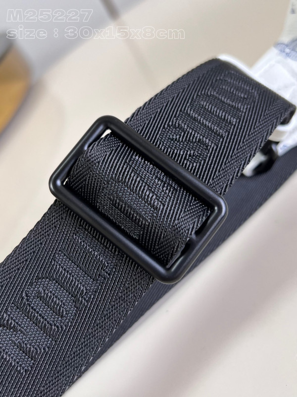 l**is V*t*n rush bumbag-30*15*8cm