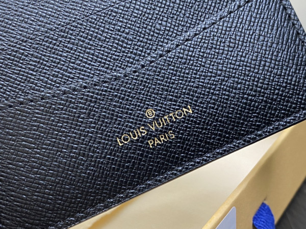 l**is V*t*n slender wallet-11*8.5*2cm