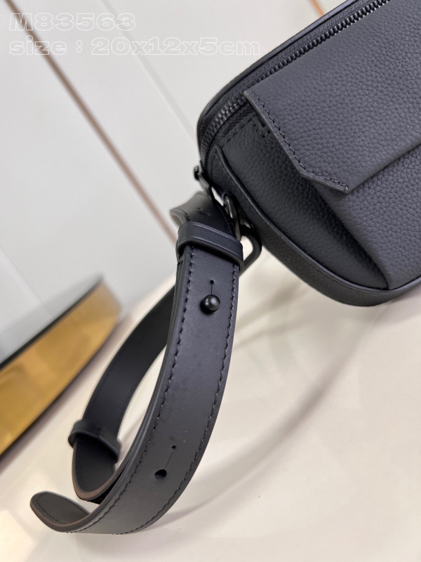 l**is V*t*n pilot wearable wallet-20*12*5.5cm