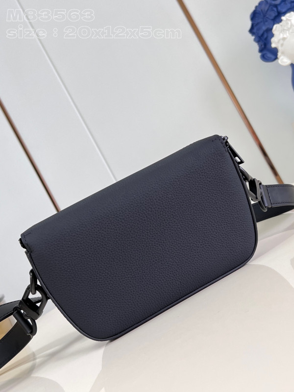 l**is V*t*n pilot wearable wallet-20*12*5.5cm
