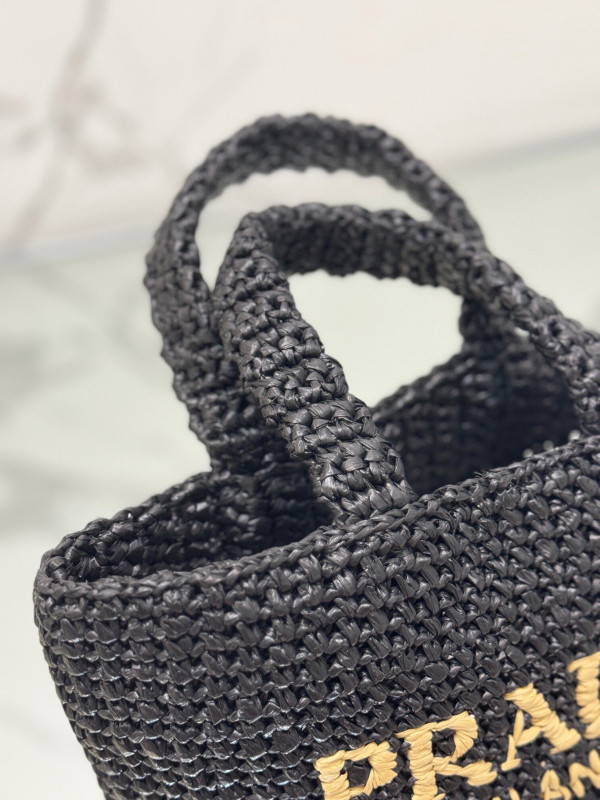 Pra*a crochet tote bag